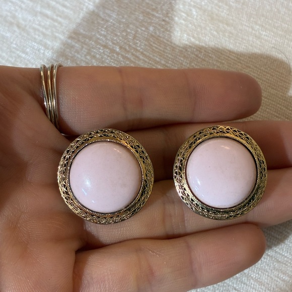 Jewelry - Vintage gold tone filigree CLIP earrings - pink stone